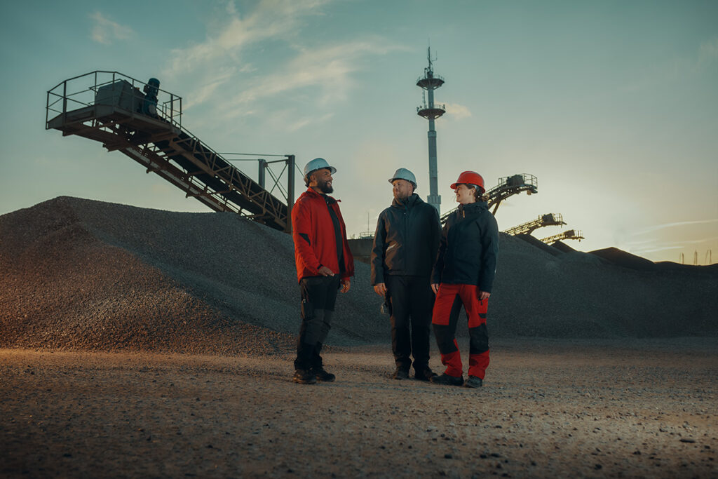 mensen met dassy werkkleding aan het werk